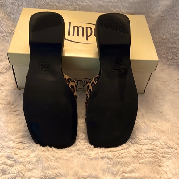 Very stylish and comfortable Impo leopard print stretch sandals in a size 7! - Picture 3 of 3